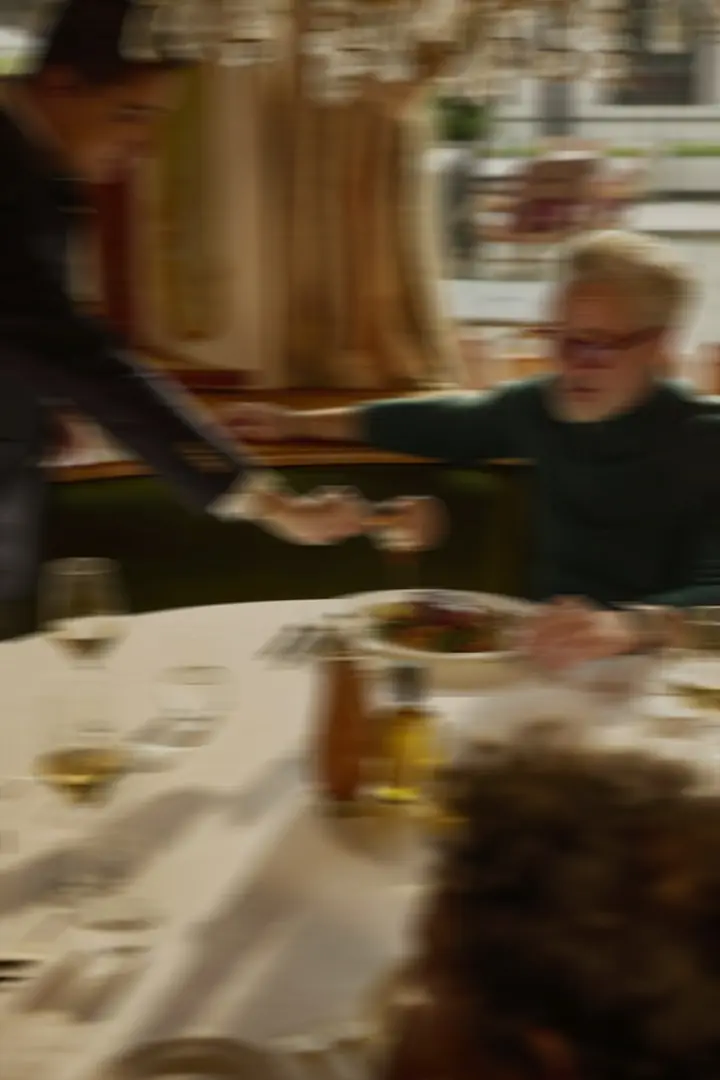 Mesero sirviendo a un huésped habitual en la mesa