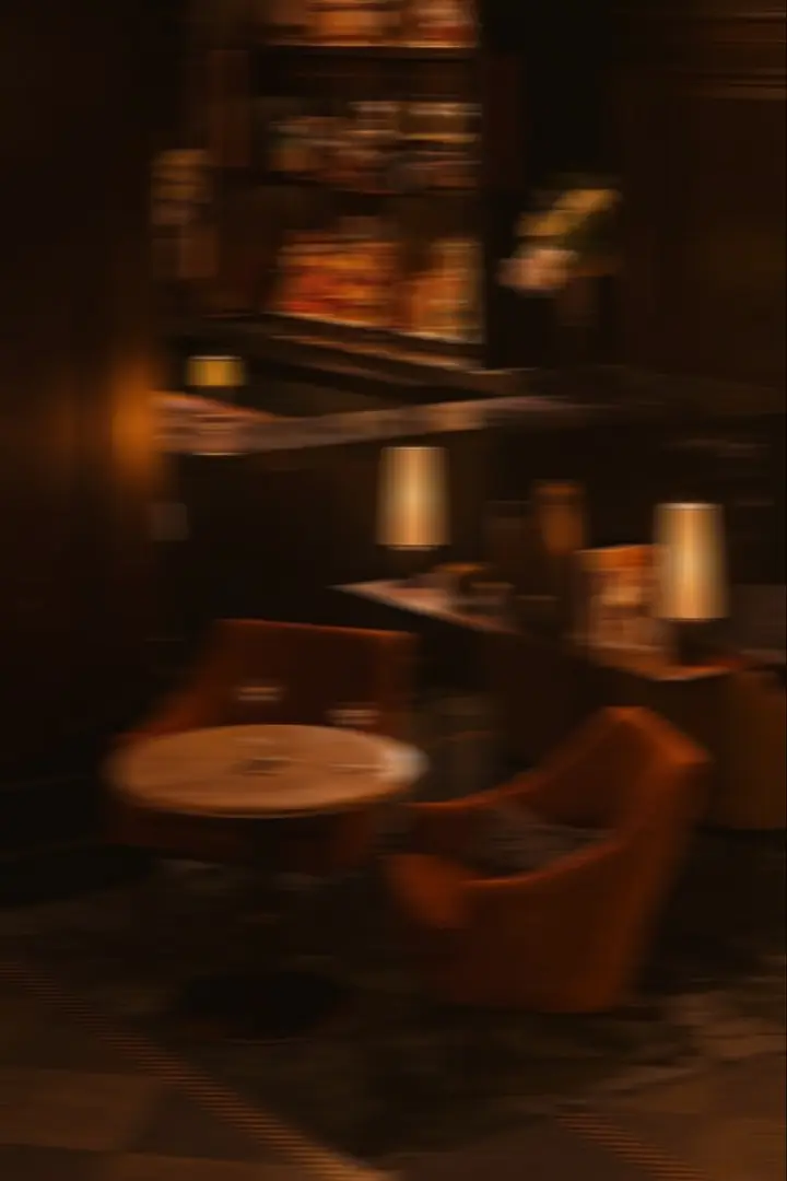 Bar de hotel con luz baja